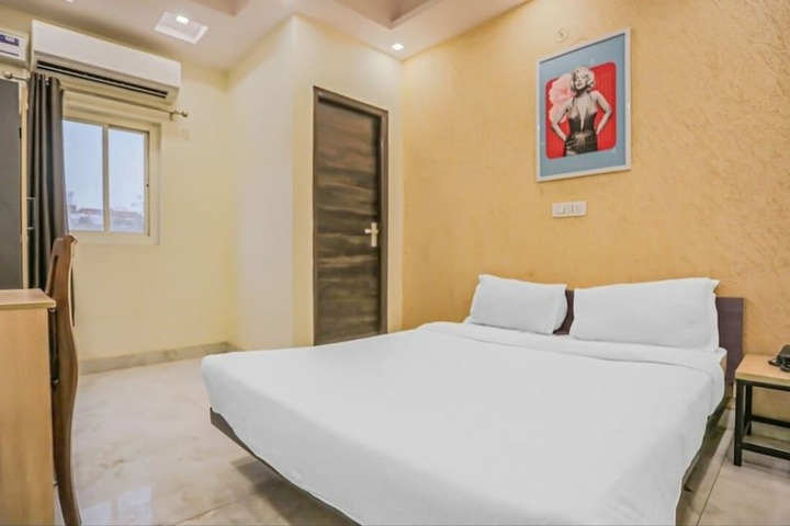 Room 9 of 18