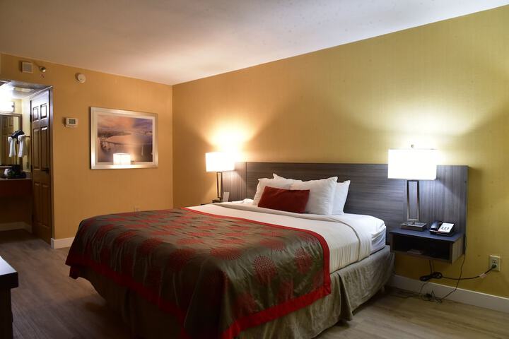 1 King Bed (16 of 30)