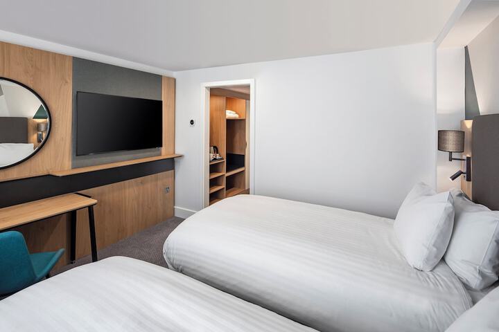 Room 16 of 76