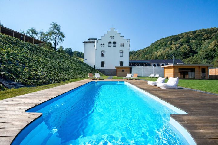Hotel with Pool
