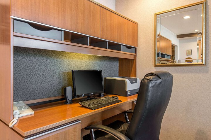 Business Center 25 of 27