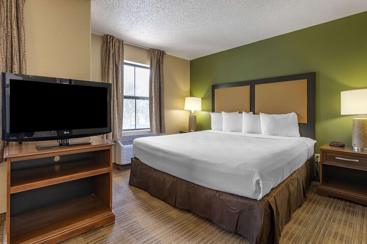 Deluxe King Bed (6 of 6)