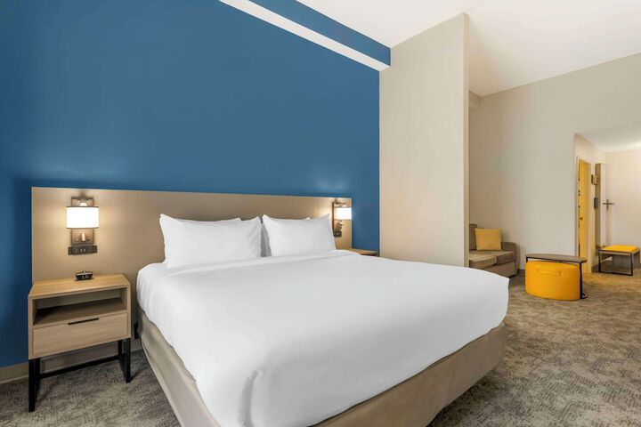 1 King Bed Suite Accessible (13 of 16)