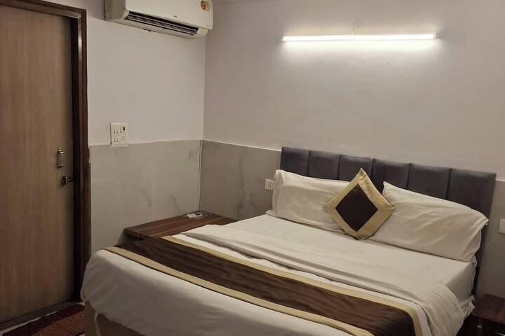 Room 4 of 13