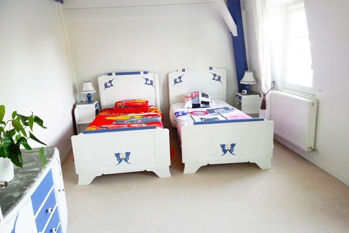Room 2 of 8