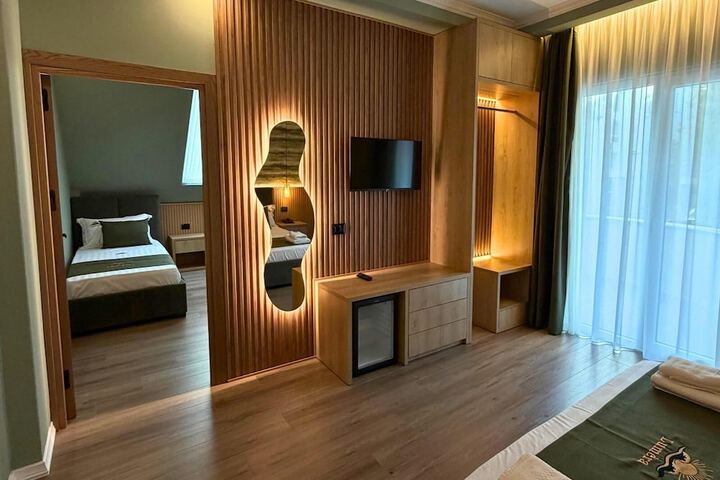 Room 4 of 18