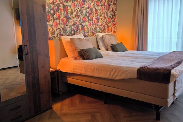 Room 12 of 76