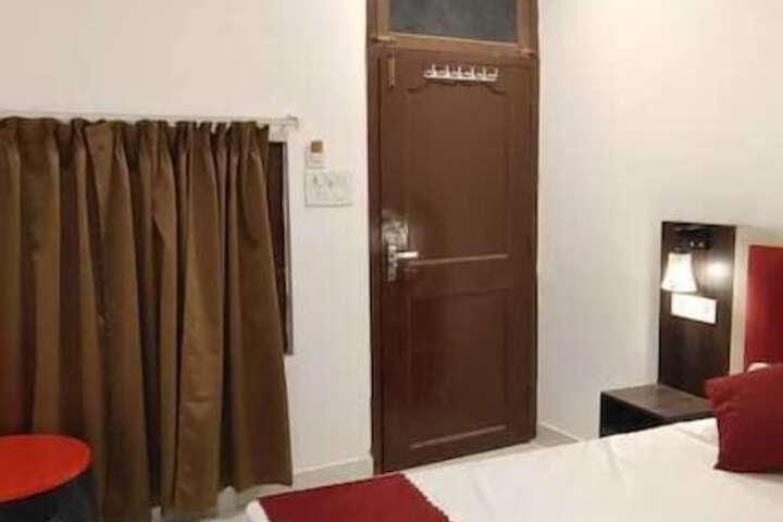 Room 4 of 18