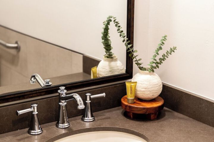 Bathroom sink