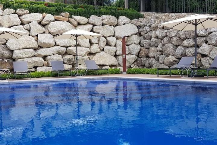 Pool 19 of 35