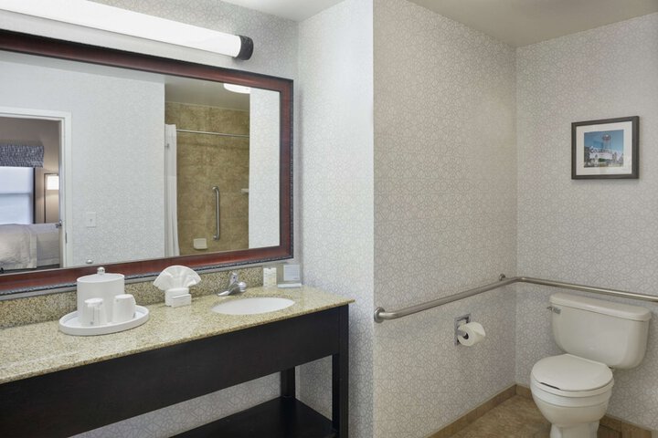1 King Mobility Hearing Accessible with Tub (5 of 20)