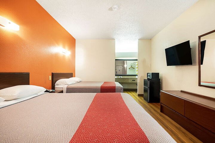 2 Queen Beds (3 of 9)