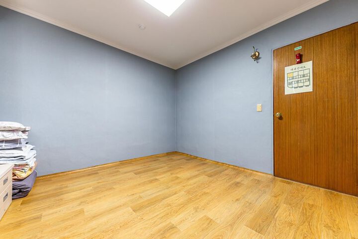 Room 33 of 60