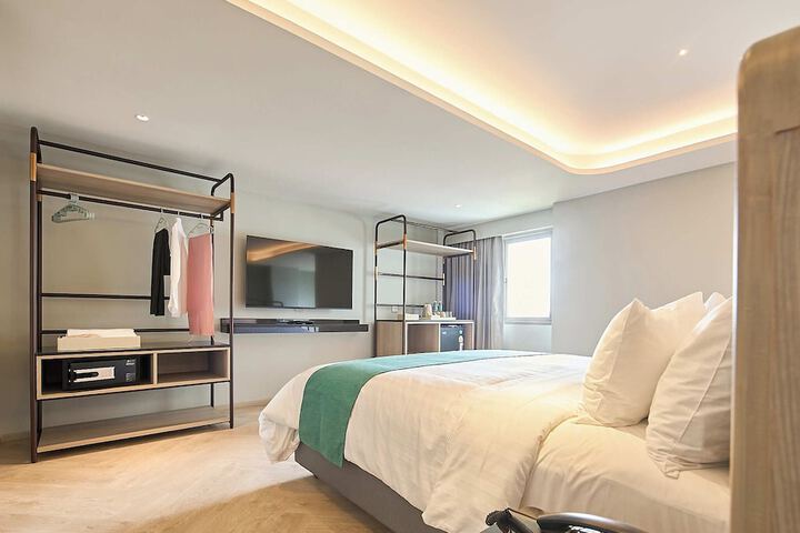 Room 81 of 212