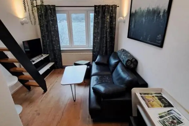 Room 6 of 10