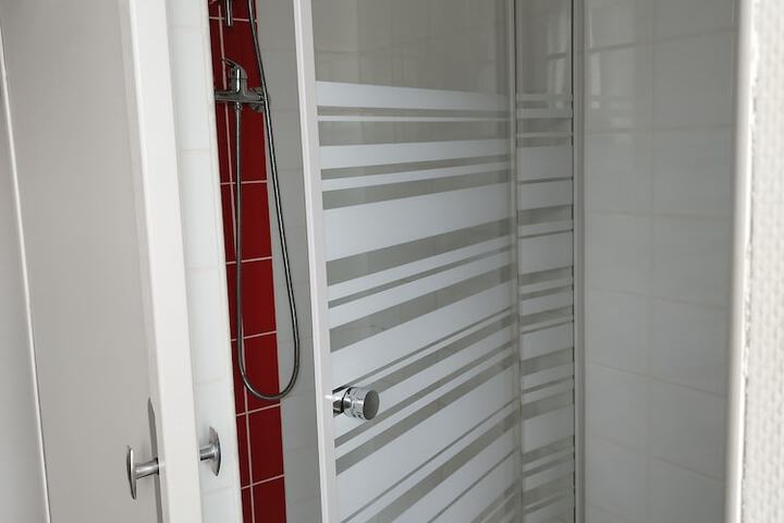 Room 32 of 40
