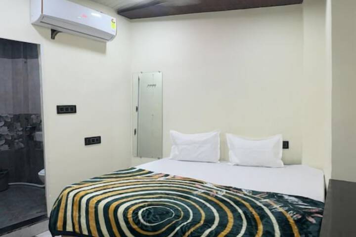 Room 5 of 18
