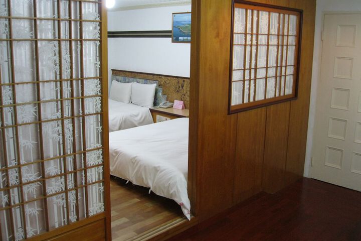 Room 13 of 36
