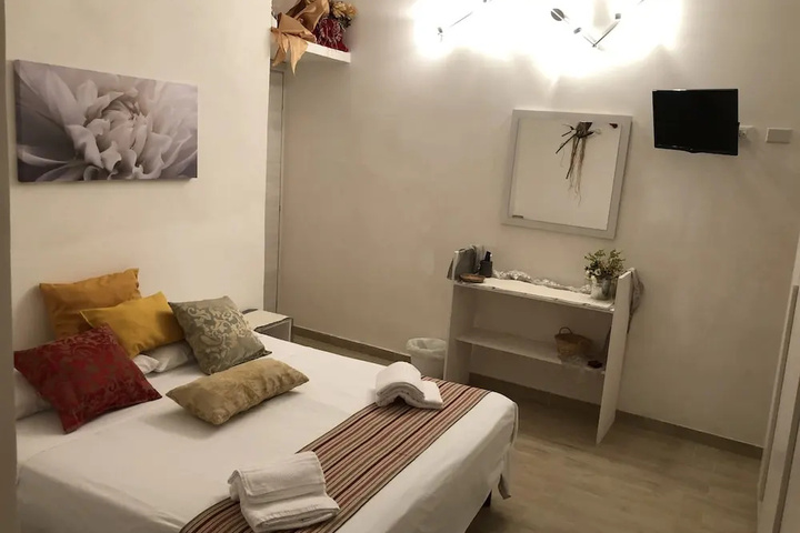 Room 5 of 12