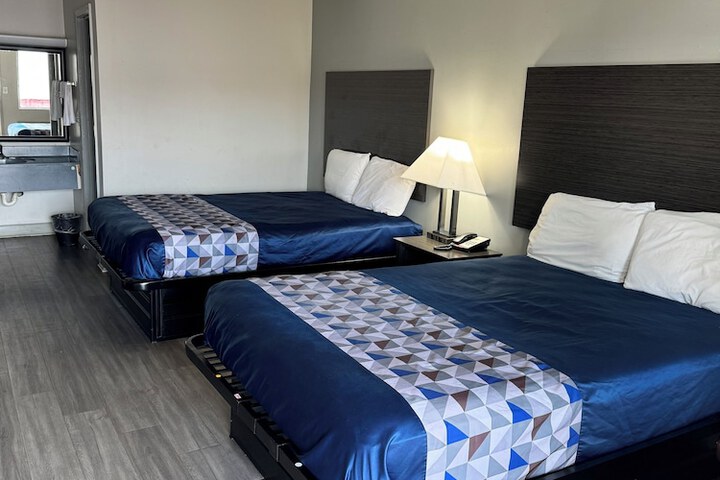 Classic 2 Queen Beds (13 of 13)