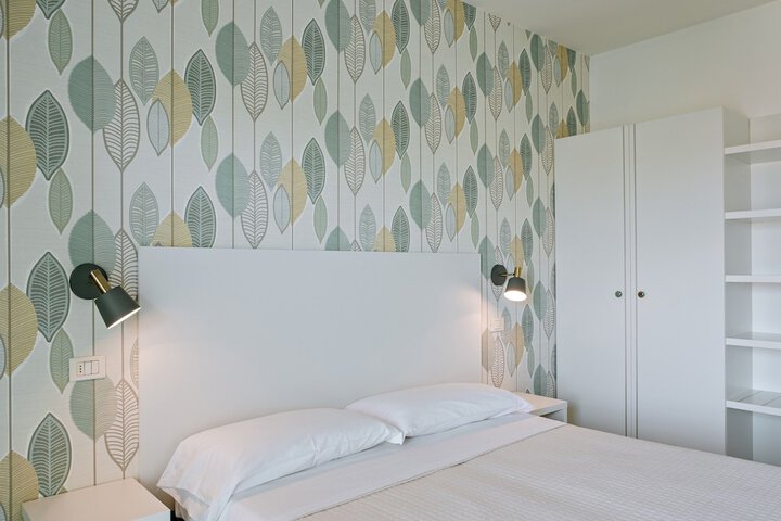 Room 17 of 28