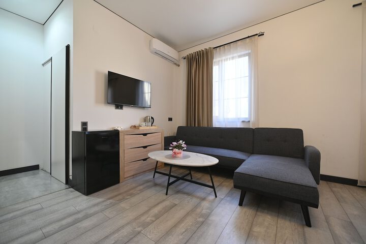 Room 7 of 33