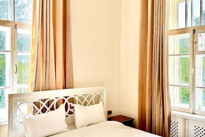 Room 10 of 18
