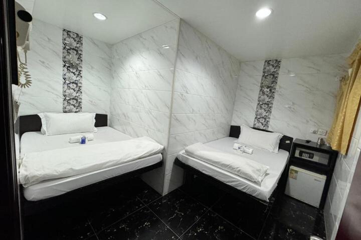 Room 5 of 6