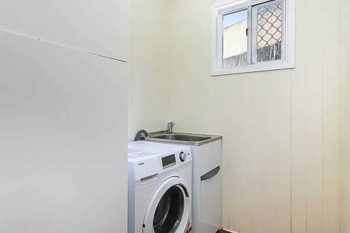 Room 4 of 10