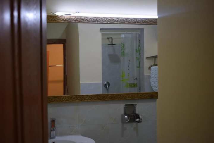 Room 17 of 28