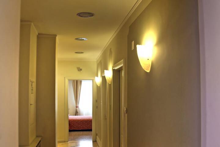 Ballroom/Hall 22 of 25