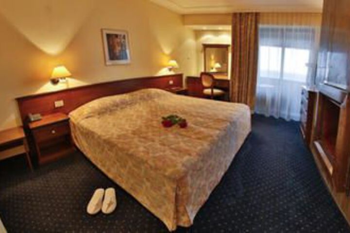Room 12 of 38