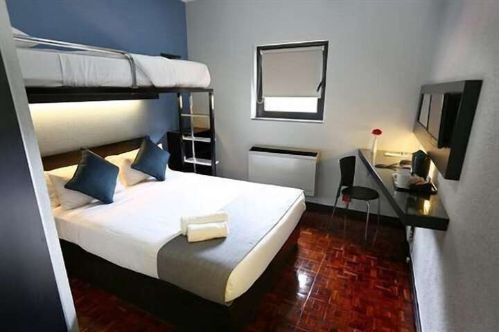 Room 10 of 32