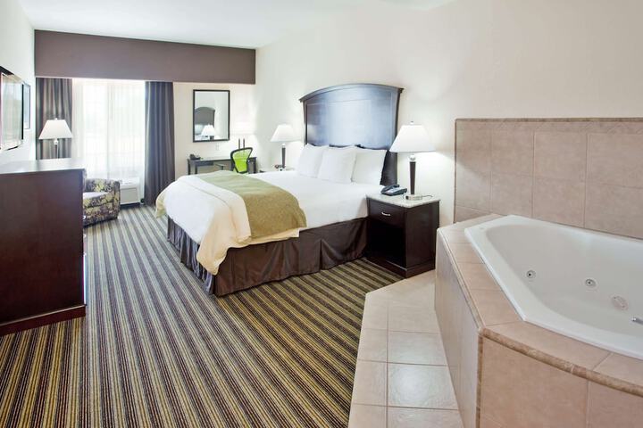 1 King Bed (4 of 18)