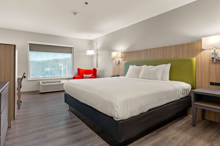 1 King Bed (4 of 4)