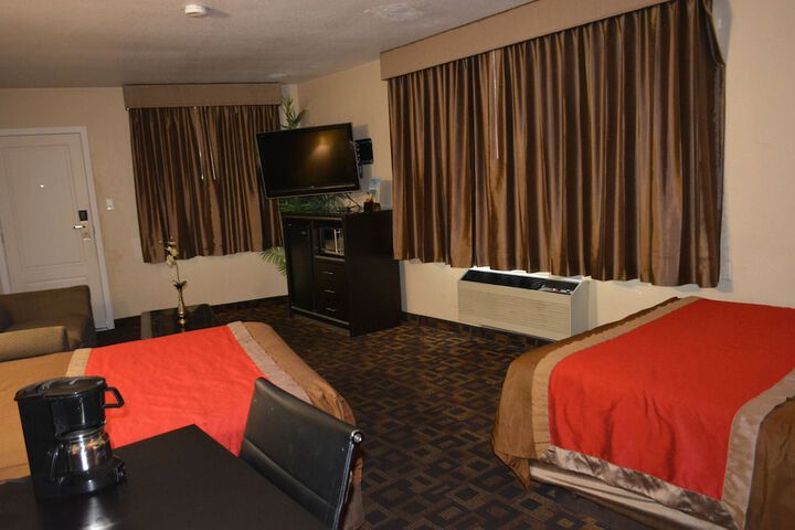 1 Queen Bed (3 of 23)