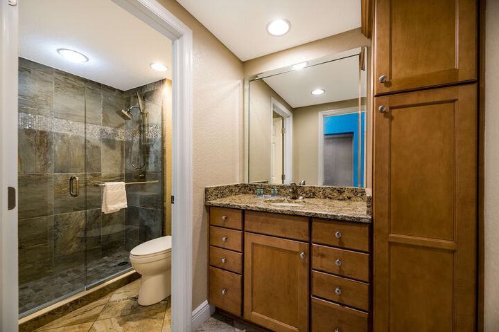 1 King Bed Balcony Microwave and Refrigerator WiFi Full Breakfast (14 of 19)