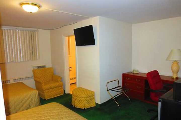 Double Room 2 Queen Beds (2 of 3)