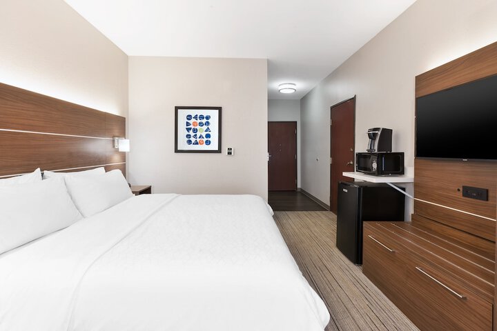 1 King Bed (6 of 12)
