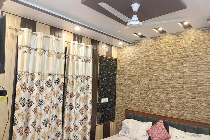 Room 8 of 18