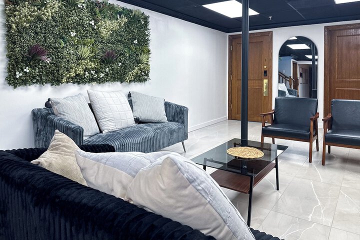 Lounge 77 of 84