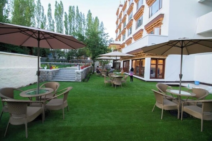 Hotel Exterior 30 of 32