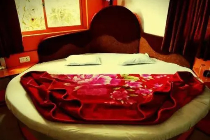 Room 6 of 9
