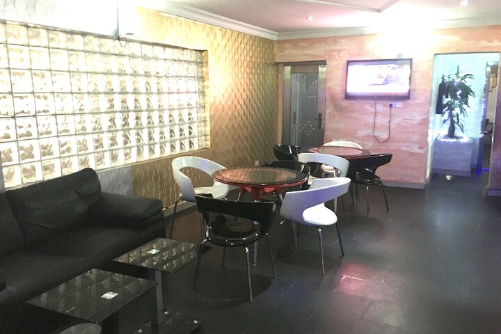 Lounge 27 of 28