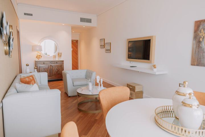 Lounge 45 of 80