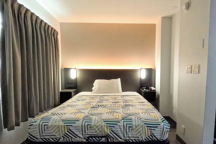 Room 4 of 18