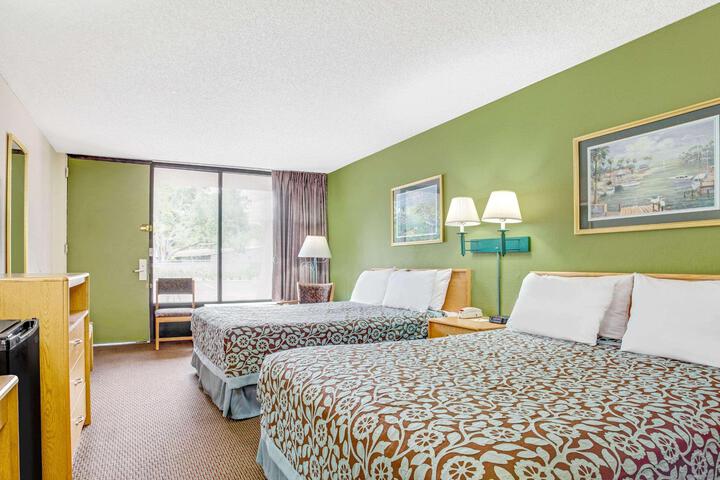2 Double Beds Poolside Pet Friendly (7 of 11)