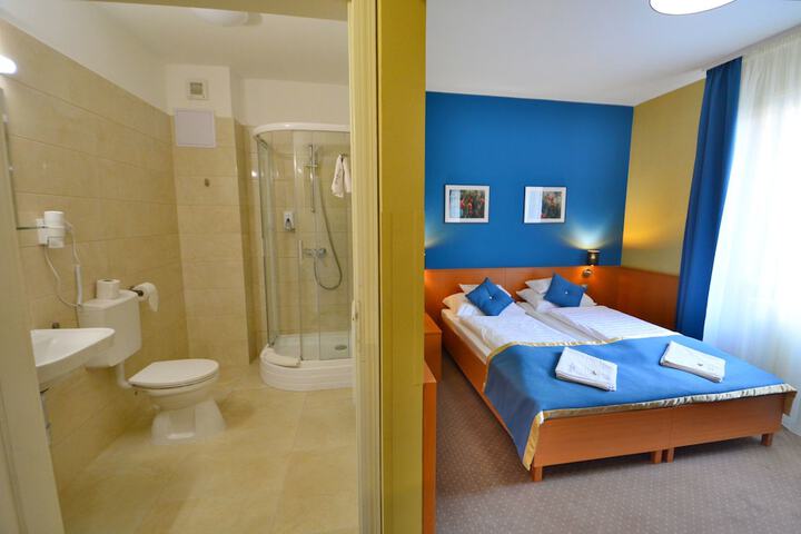 Room 3 of 40
