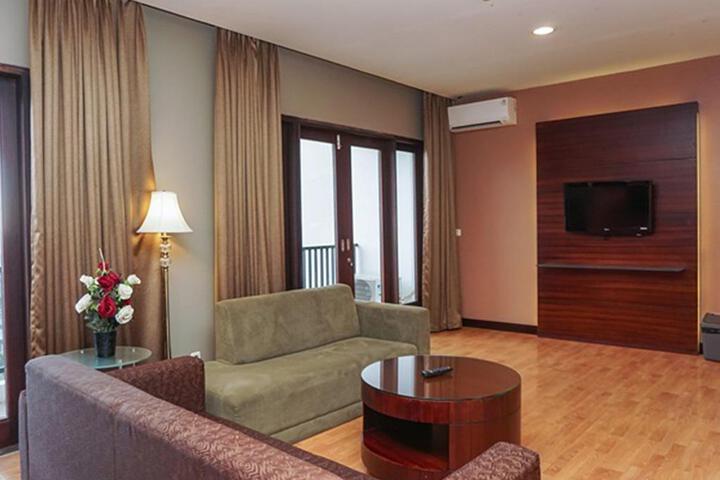 Lounge 17 of 33