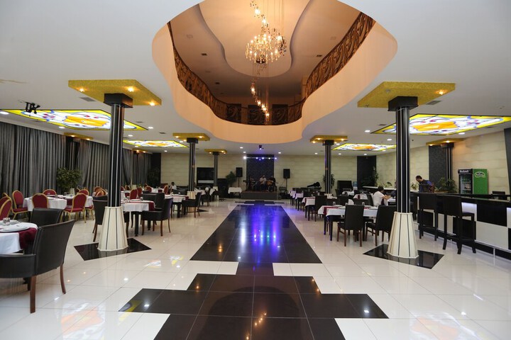 Dining 14 of 16